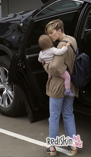 Звездные мамы: Скарлетт Йоханссон с дочкой Роуз Дороти в Новой Зеландии