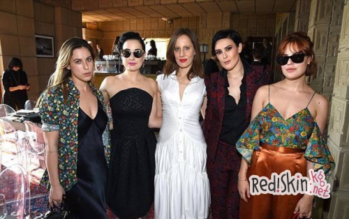 Деми Мур со своими дочерьми поддержала модельера Зака Позена