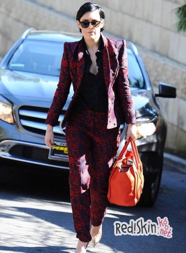 Деми Мур со своими дочерьми поддержала модельера Зака Позена