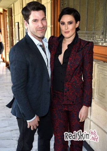 Деми Мур со своими дочерьми поддержала модельера Зака Позена