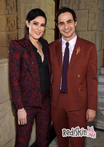 Деми Мур со своими дочерьми поддержала модельера Зака Позена