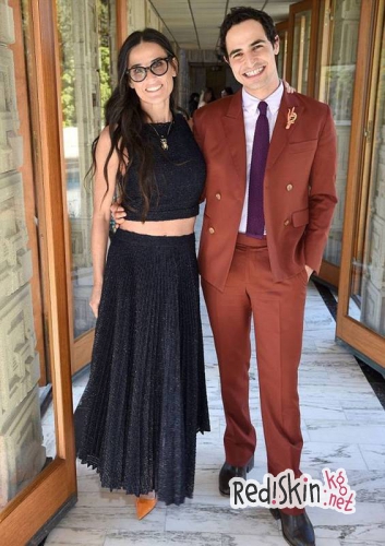 Деми Мур со своими дочерьми поддержала модельера Зака Позена