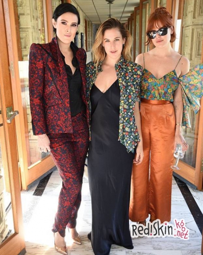 Деми Мур со своими дочерьми поддержала модельера Зака Позена