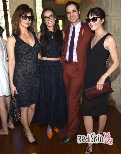 Деми Мур со своими дочерьми поддержала модельера Зака Позена