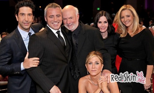 Герои сериала "Друзья" воссоединились: слезы Энистон и шутки Швиммера и Кудроу