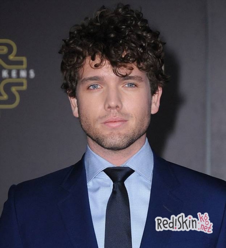 Канье Уэст оскорбил Тейлор Свифт, заявив, что собрался заняться с ней сексом. Брат певицы выступил в ее защиту