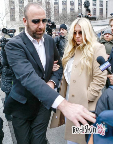 Кеша не сдерживает слез, когда покидает Верховный суд Нью-Йорка, где был отклонен ее иск