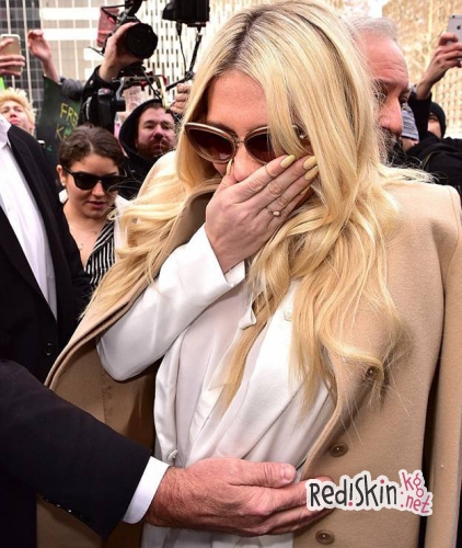 Кеша не сдерживает слез, когда покидает Верховный суд Нью-Йорка, где был отклонен ее иск