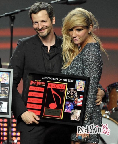 Кеша не сдерживает слез, когда покидает Верховный суд Нью-Йорка, где был отклонен ее иск