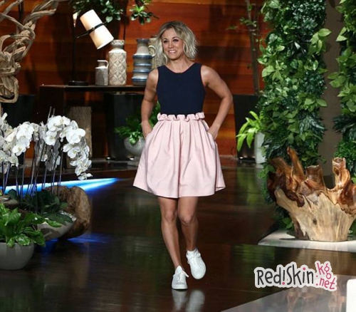 Кейли Куоко выбрала рисунок моли, чтобы закрыть тату с датой своей свадьбы и не собирается выходить замуж за лошадь