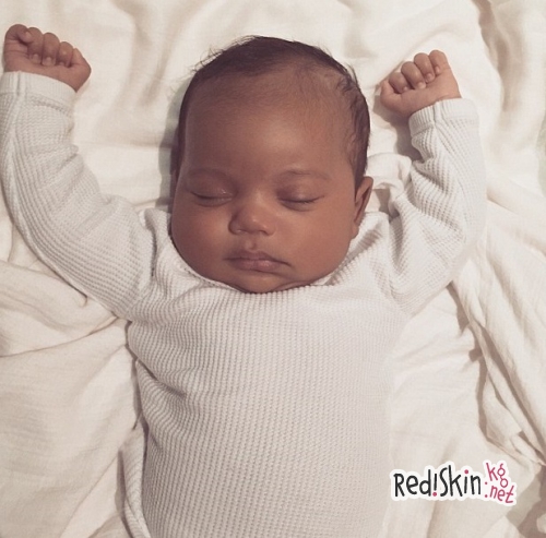 Ким Кардашьян опубликовала первое фото сына