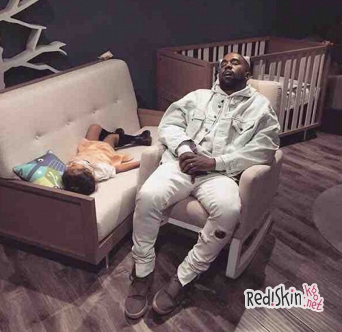 Ким Кардашьян опубликовала первое фото сына