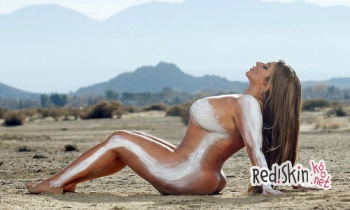 Мерседес Джавид повторила откровенную фотосессию Ким Кардашьян