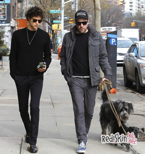 Нетрадиционные отношения: Закари Куинто и Майлз МакМиллан на прогулке со своими собаками