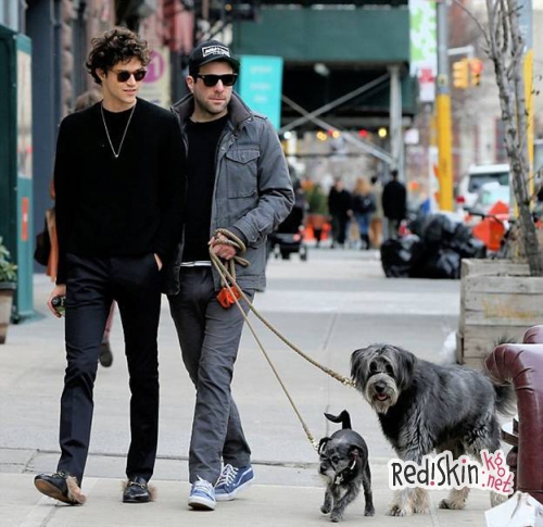 Нетрадиционные отношения: Закари Куинто и Майлз МакМиллан на прогулке со своими собаками