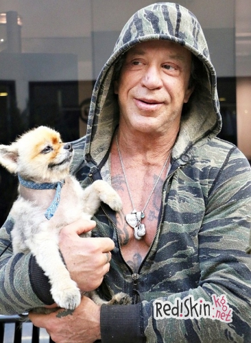 Неузнаваемый Микки Рурк на прогулке в Беверли-Хиллз