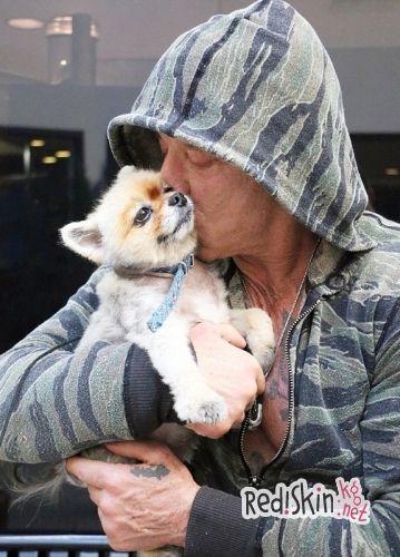 Неузнаваемый Микки Рурк на прогулке в Беверли-Хиллз