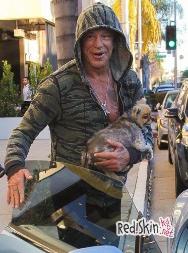 Неузнаваемый Микки Рурк на прогулке в Беверли-Хиллз