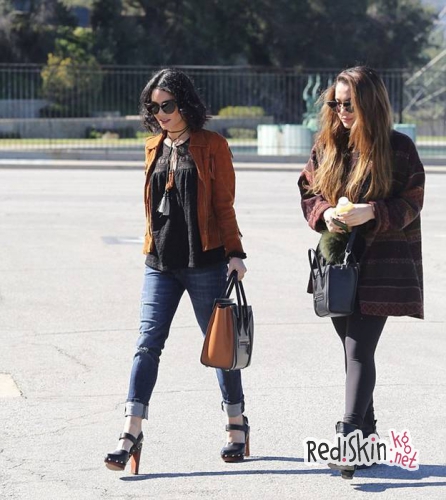 Ванесса Хадженс с младшей сестрой Стеллой готовятся к похоронам отца