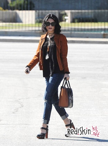 Ванесса Хадженс с младшей сестрой Стеллой готовятся к похоронам отца