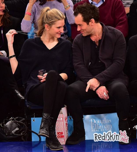 Влюбленный Джуд Лоу со своей девушкой Филлипой Соал