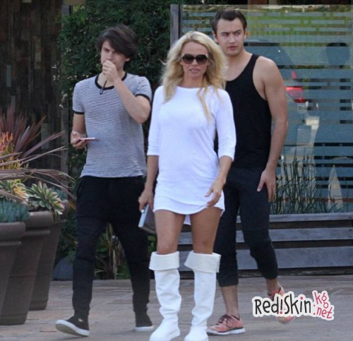 Звездные мамочки: Памела Андерсон и Алессандра Амбросио с сыновьями