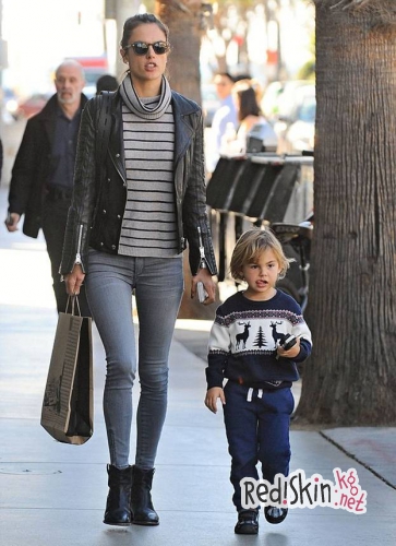 Звездные мамочки: Памела Андерсон и Алессандра Амбросио с сыновьями