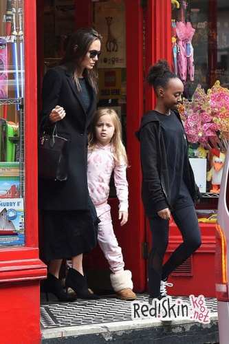 Анджелина Джоли и Брэд Питт обживаются в Англии, где Брэд снимается, а Джоли занялась гуманитарной работой