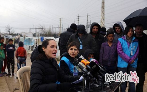 Анджелина Джоли и Брэд Питт обживаются в Англии, где Брэд снимается, а Джоли занялась гуманитарной работой