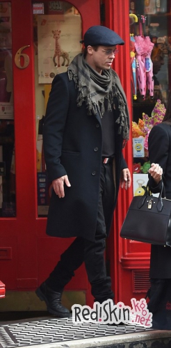 Анджелина Джоли и Брэд Питт обживаются в Англии, где Брэд снимается, а Джоли занялась гуманитарной работой