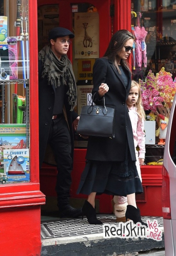 Анджелина Джоли и Брэд Питт обживаются в Англии, где Брэд снимается, а Джоли занялась гуманитарной работой