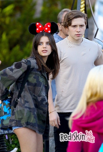 Бруклин Бекхэм и Соня Бен Аммар на прогулке в Диснейленде