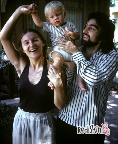 Давнее фото Леонардо Ди Каприо с родителями "взорвало" сеть