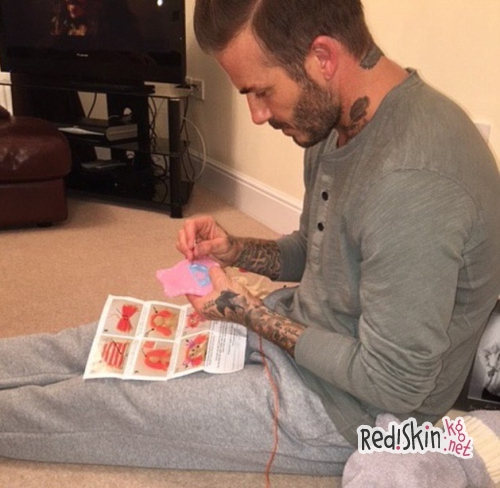 Дэвид Бекхэм шьет платья для кукол дочери