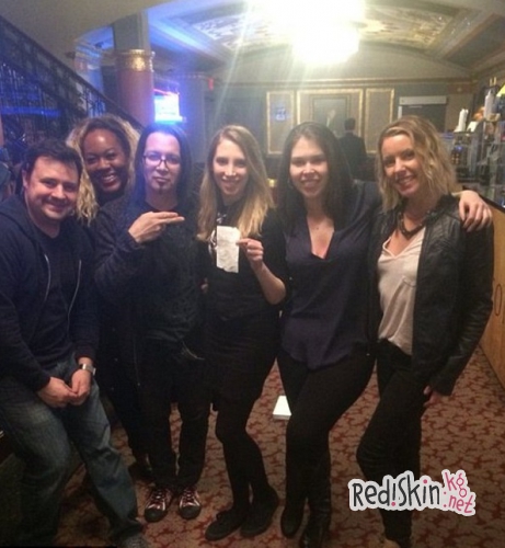 Эми Шумер порадовала бармена, оставив чаевые в размере 1000 долл. за счет в 77 долл.