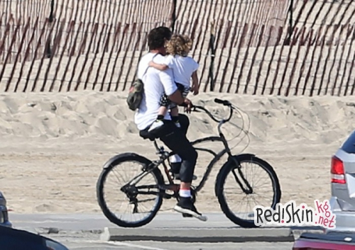 Гвен Стефани это не понравится: Гэвина Россдэйла запечатлели за опасной ездой с крошкой Аполло