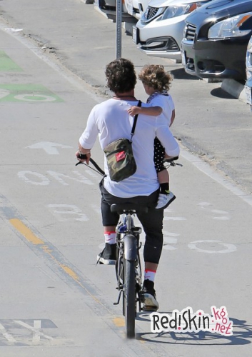 Гвен Стефани это не понравится: Гэвина Россдэйла запечатлели за опасной ездой с крошкой Аполло