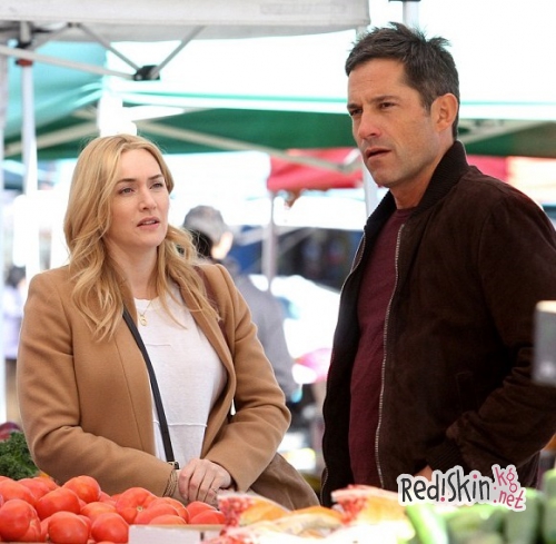 Кейт Уинслет в компании Энрике Мурсиано на фермерском рынке в Нью-Йорке