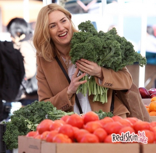 Кейт Уинслет в компании Энрике Мурсиано на фермерском рынке в Нью-Йорке