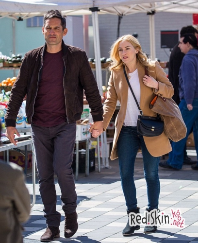 Кейт Уинслет в компании Энрике Мурсиано на фермерском рынке в Нью-Йорке