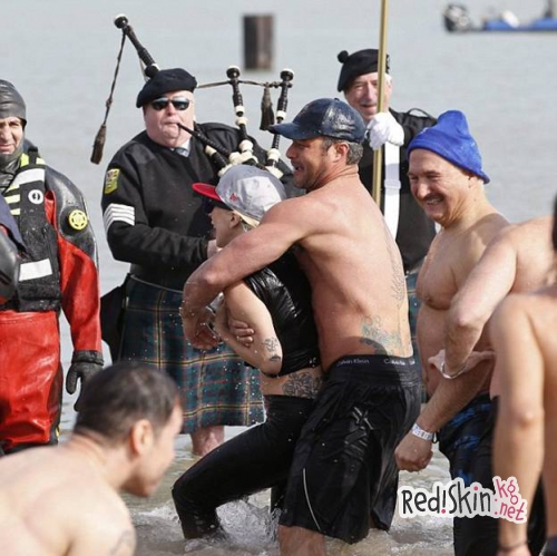 Леди Гагу и Тейлора Кинни не испугала ледяная вода озера Мичиган