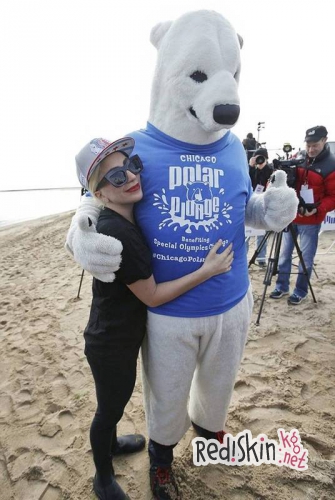 Леди Гагу и Тейлора Кинни не испугала ледяная вода озера Мичиган