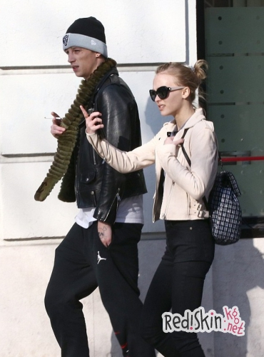 Лили-Роуз Депп со своим бойфрендом Эшем Стайместом в Париже