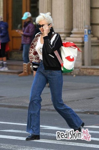 Майли Сайрус в ретро стиле и с обручальным кольцом на улицах Нью-Йорка