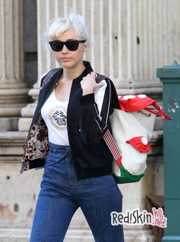 Майли Сайрус в ретро стиле и с обручальным кольцом на улицах Нью-Йорка