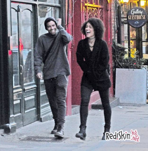 Натали Эммануэль со своим другом на улицах Лондона