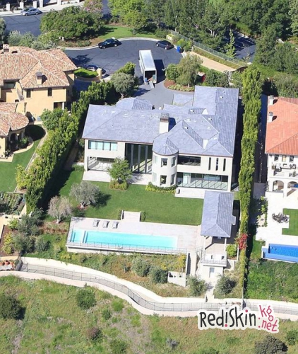 Не прошло и трех лет. Семейство Уэст-Кардашян, наконец-то, переехало в свой новый дом, правда, временно