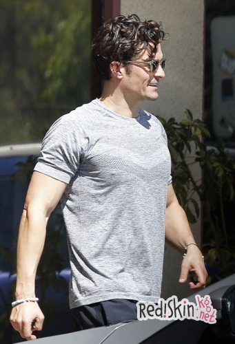 Орландо Блум указал на отсутствие кольца, чтобы прояснить слухи о помолвке с Кэти Перри