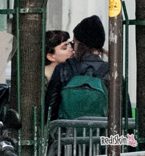 Поцелуи Кристен Стюарт с новой возлюбленной засняли папарацци