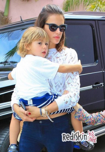 Семейный отдых Алессандры Амбросио